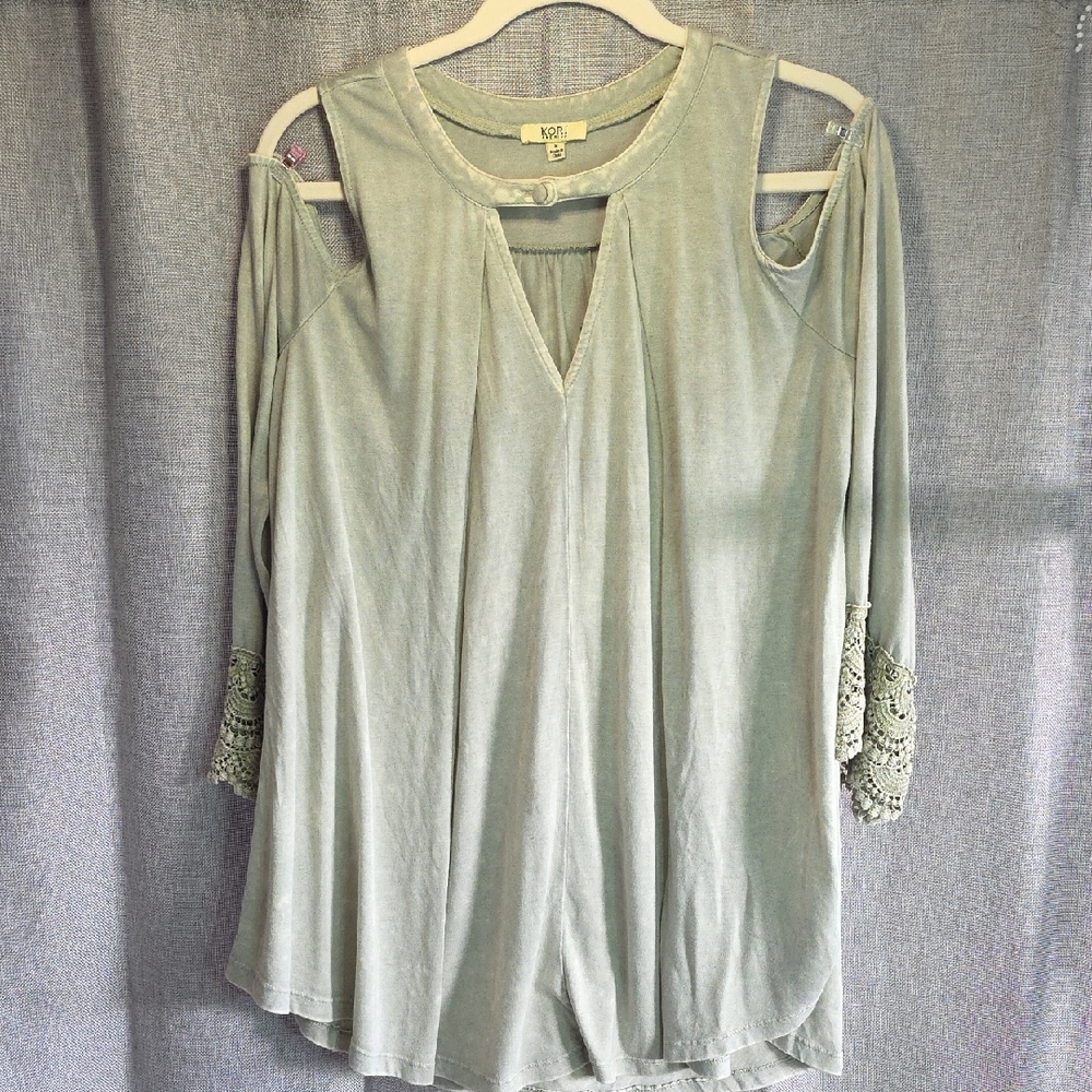 Kori Sage Green Cold Shoulder Keyhole Tunic Lace Cuff Small‎